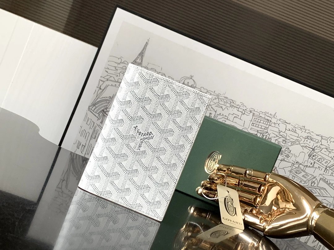 Goyard's top tier elegant handbag Grenelle passport clip is perfect for use during travel as it not only allows you to store your passport but also cards and various documents Show more passport clips measuring 1.5 cm x 10 cm x 14 cm ..