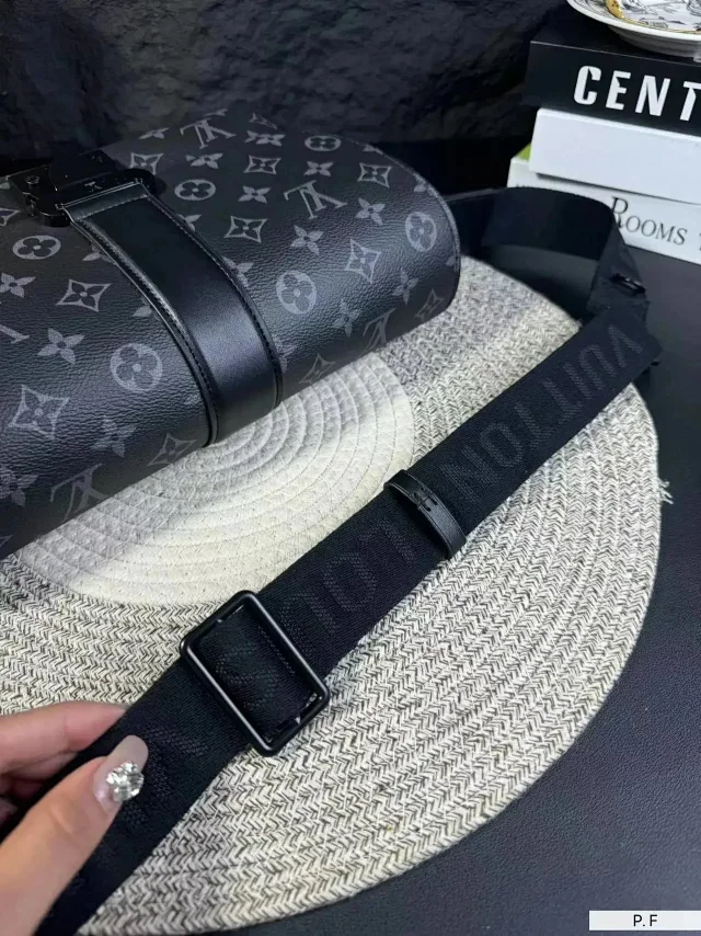 Louis Vuitton Crossbody Bags Monogram bag product detail image 8