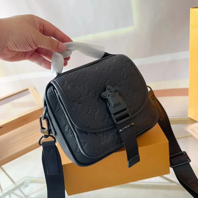 Louis Vuitton Crossbody Bags Monogram bag product detail image 2