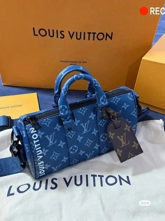 Louis Vuitton Crossbody Bags Monogram bag — 17 (25cm)