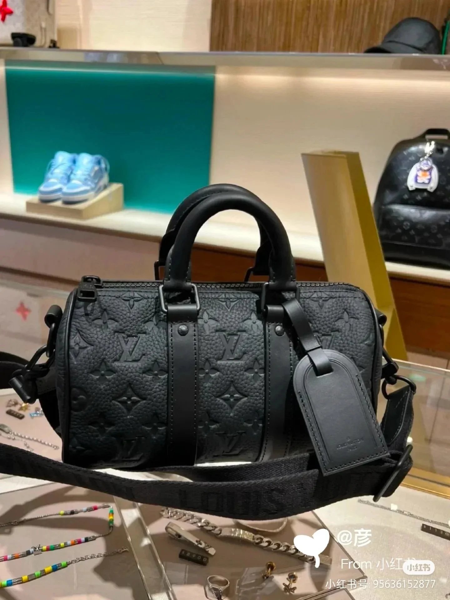 Louis Vuitton Crossbody Bags Monogram bag — 24 (25cm)