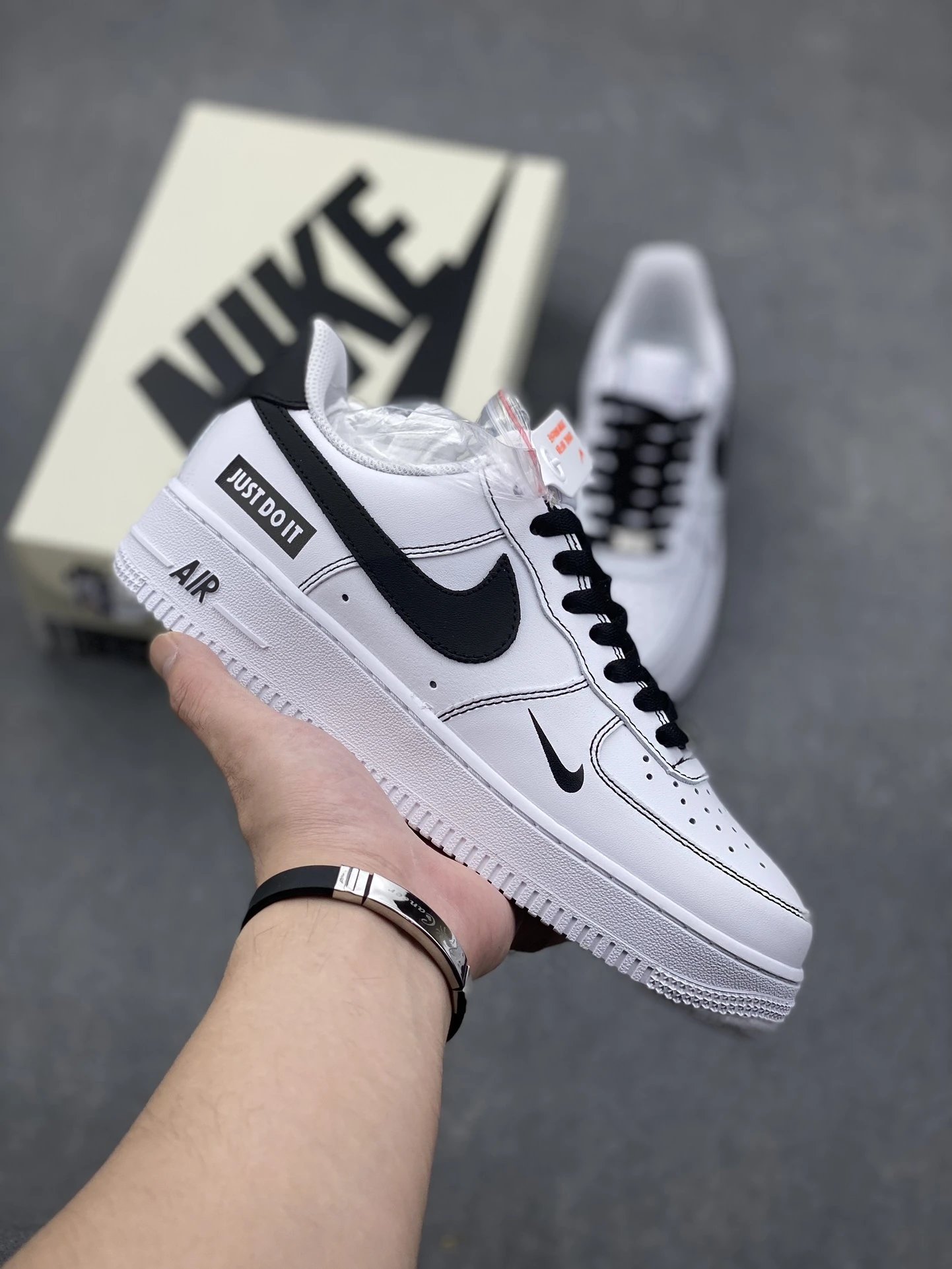 Nike Retro White Blue Low-Top Cushioned Running Sneakers