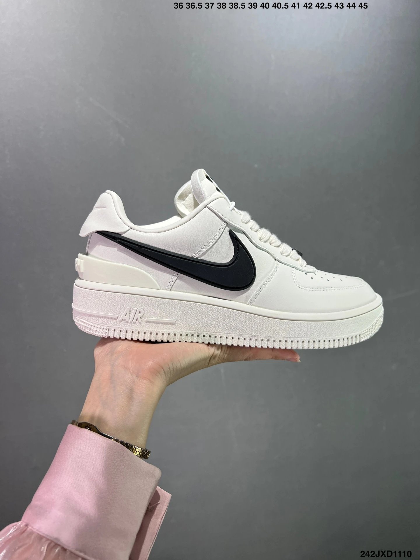 Nike Classic Black White Mesh Lightweight Cushioned Sneakers
