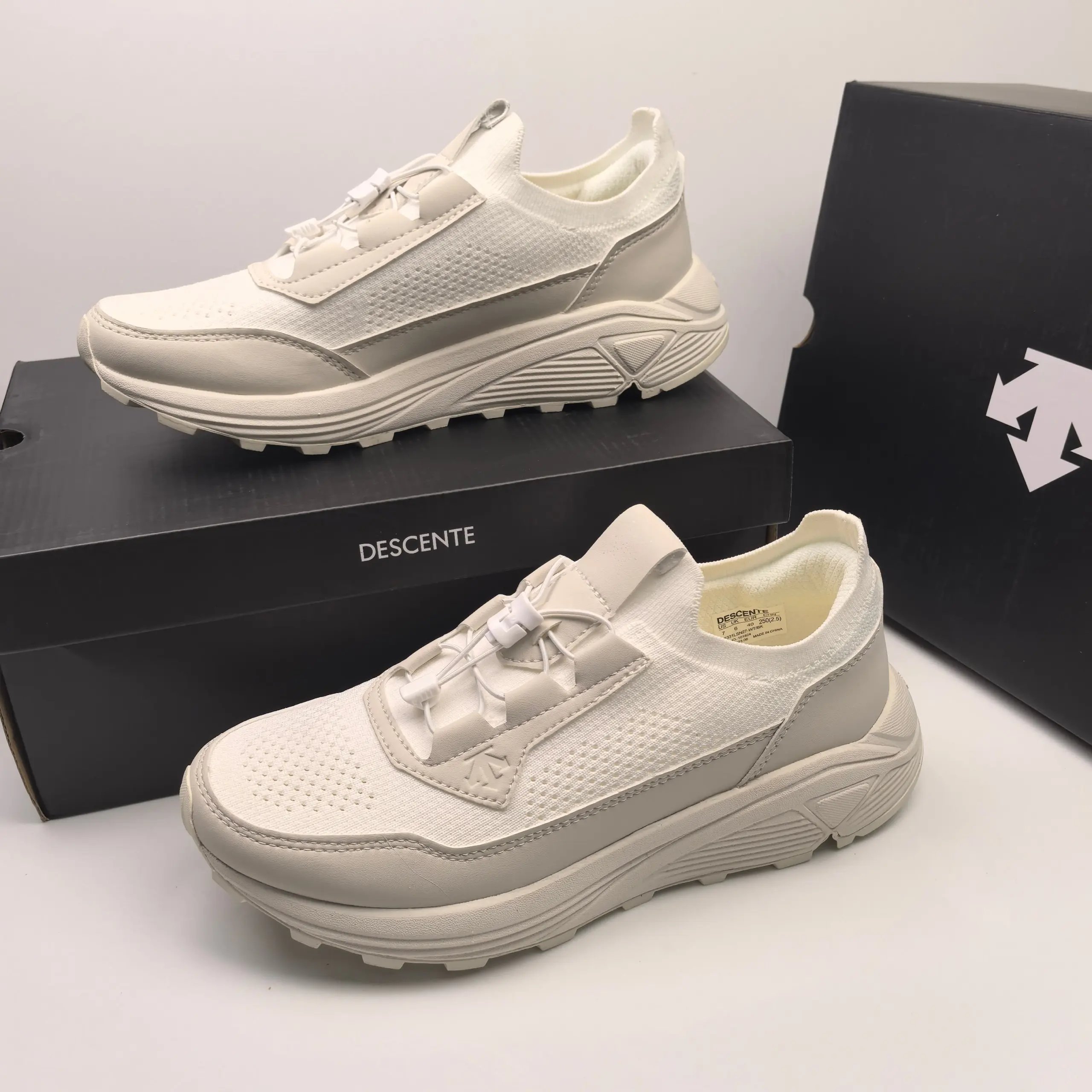Descente Lago Black White Mesh Cushioned Running Sneakers