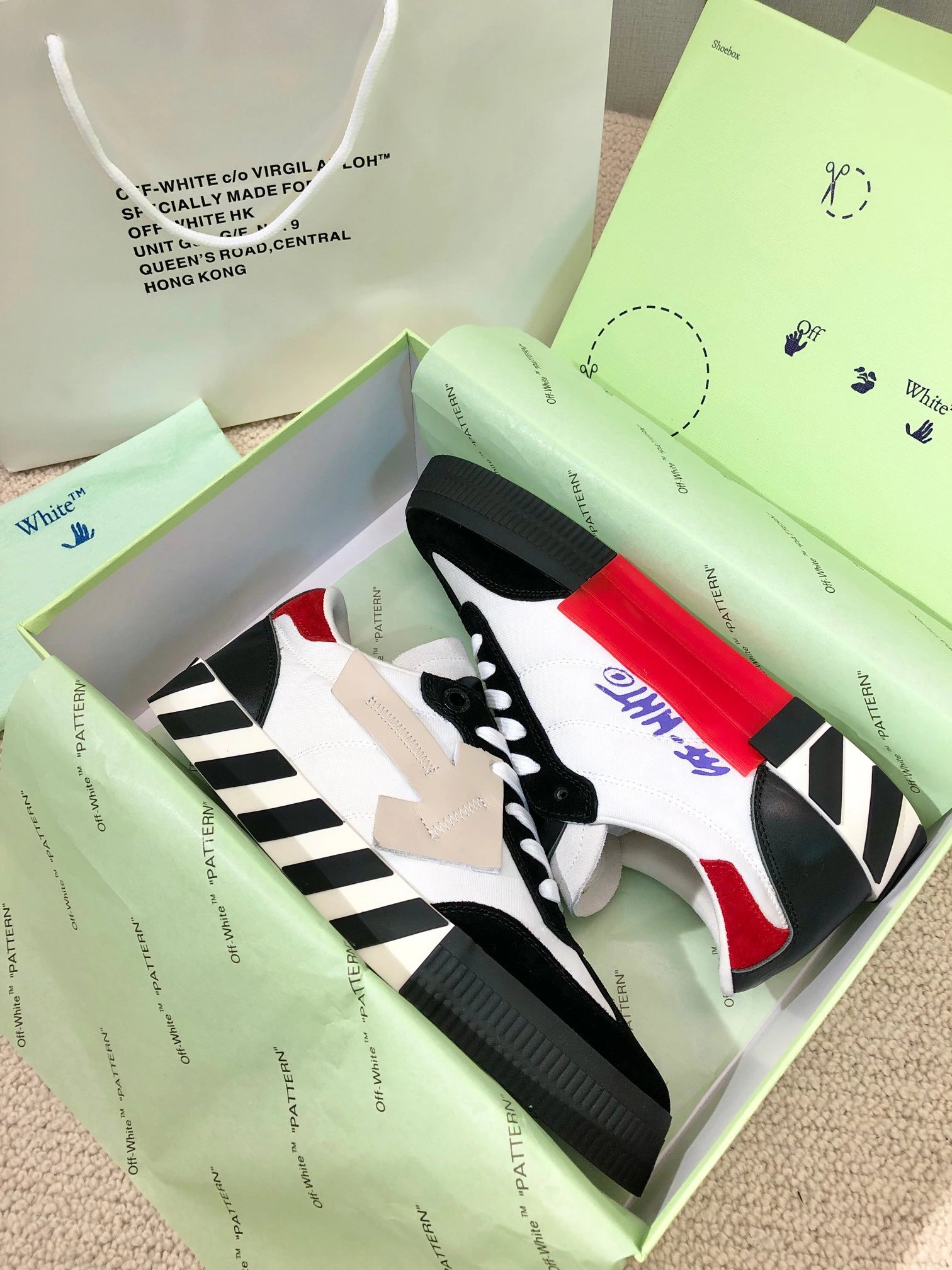 ShoesOff White Low Top Leather Sneakers Stitched Arrow