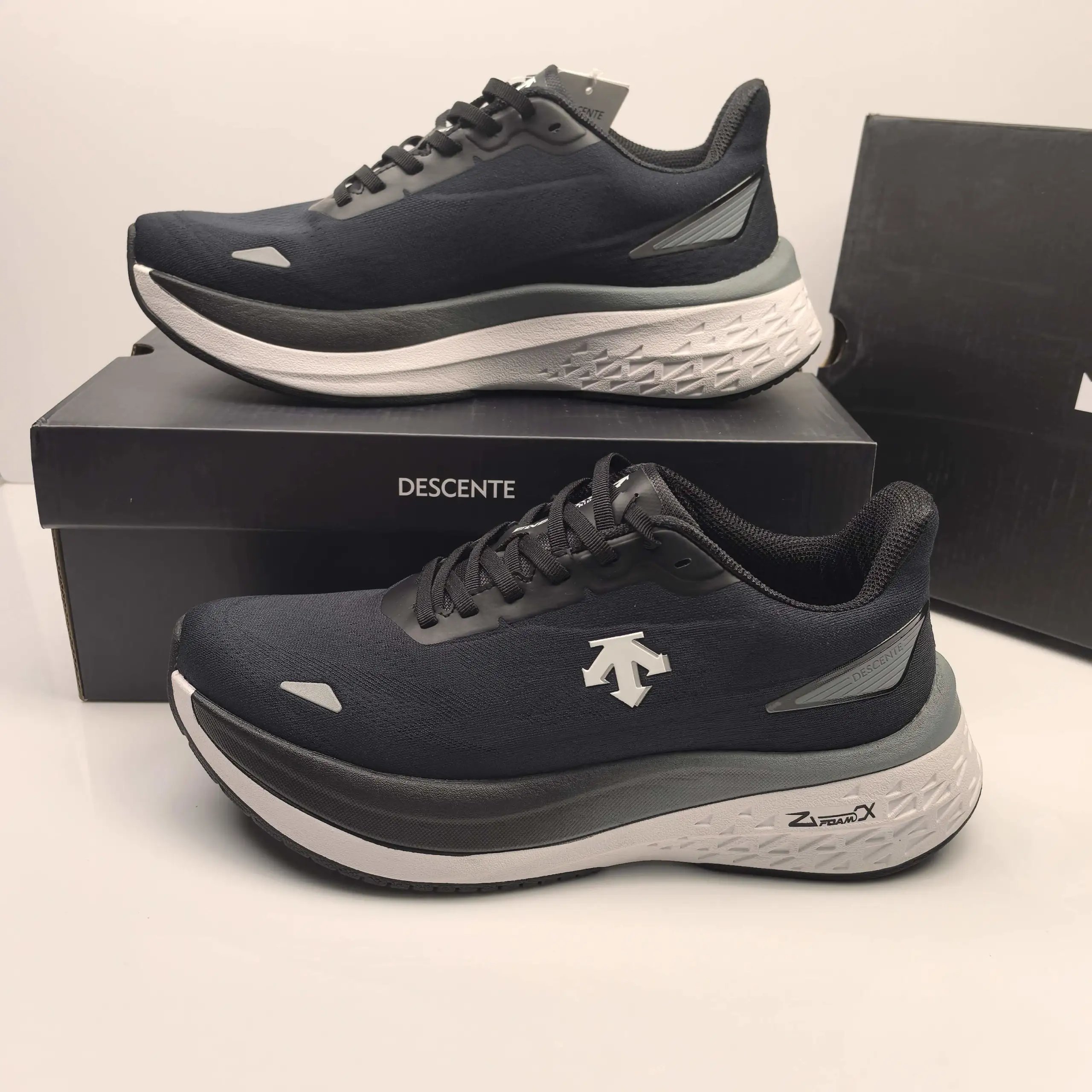Descente Lago Black White Mesh Low Top Running Shoes