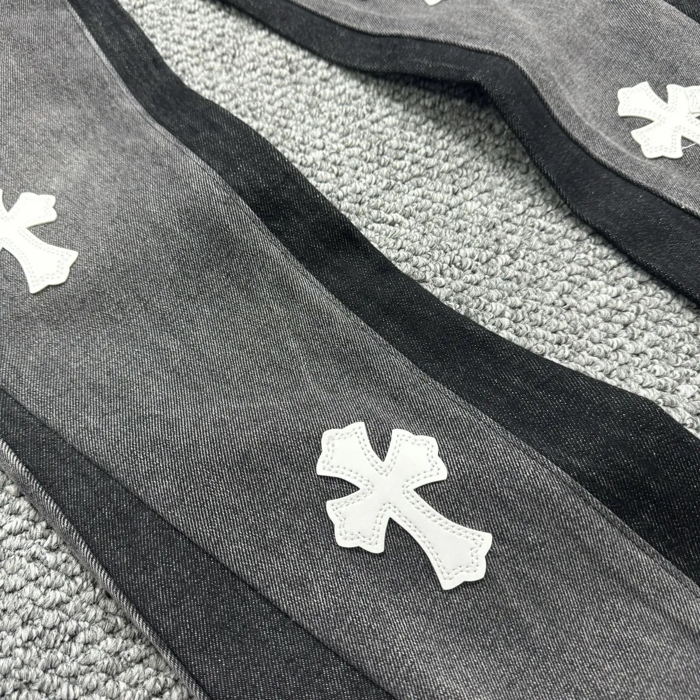 Gallery Dept x Levi's Cross-Print Distressed Black Jeans - 9