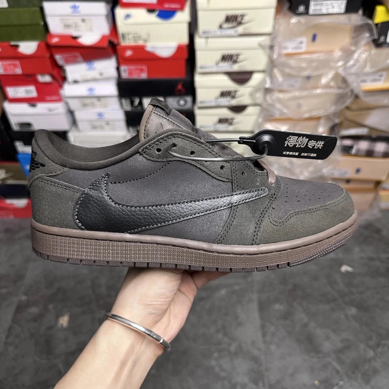 Black Tag Reverse Swoosh - Market 300+ Version! Superior Supply Travis Scott x Air Jordan 1 Low Reverse Swoosh Low Top, Insole Glued, Special Box Fragment Lightning, What You See Is What You Get, Top-Grain Leather Custom Dyed, Premium Materials Without Compromise