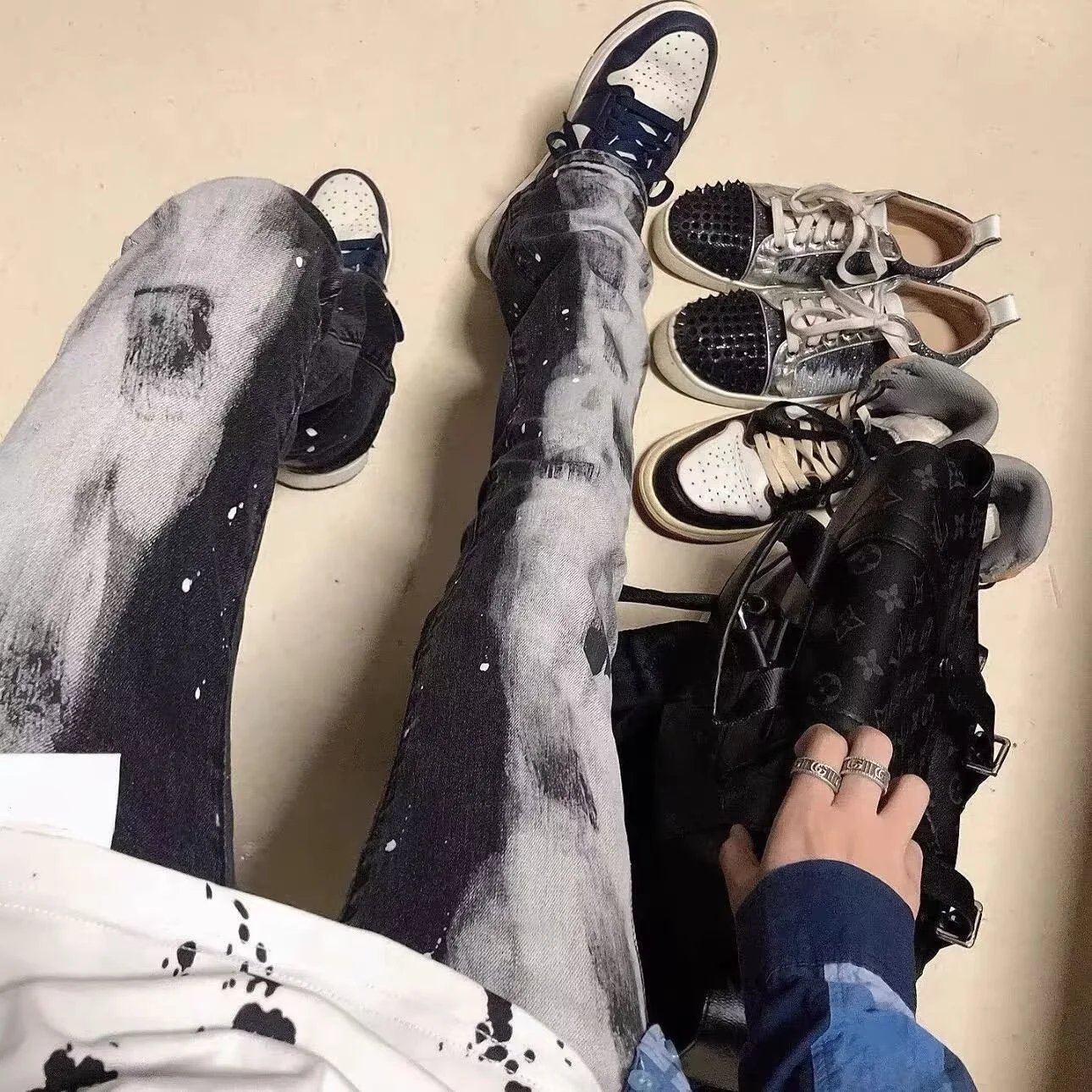 Design Abstract Tie-Dye Black and White Distressed Jeans - 4