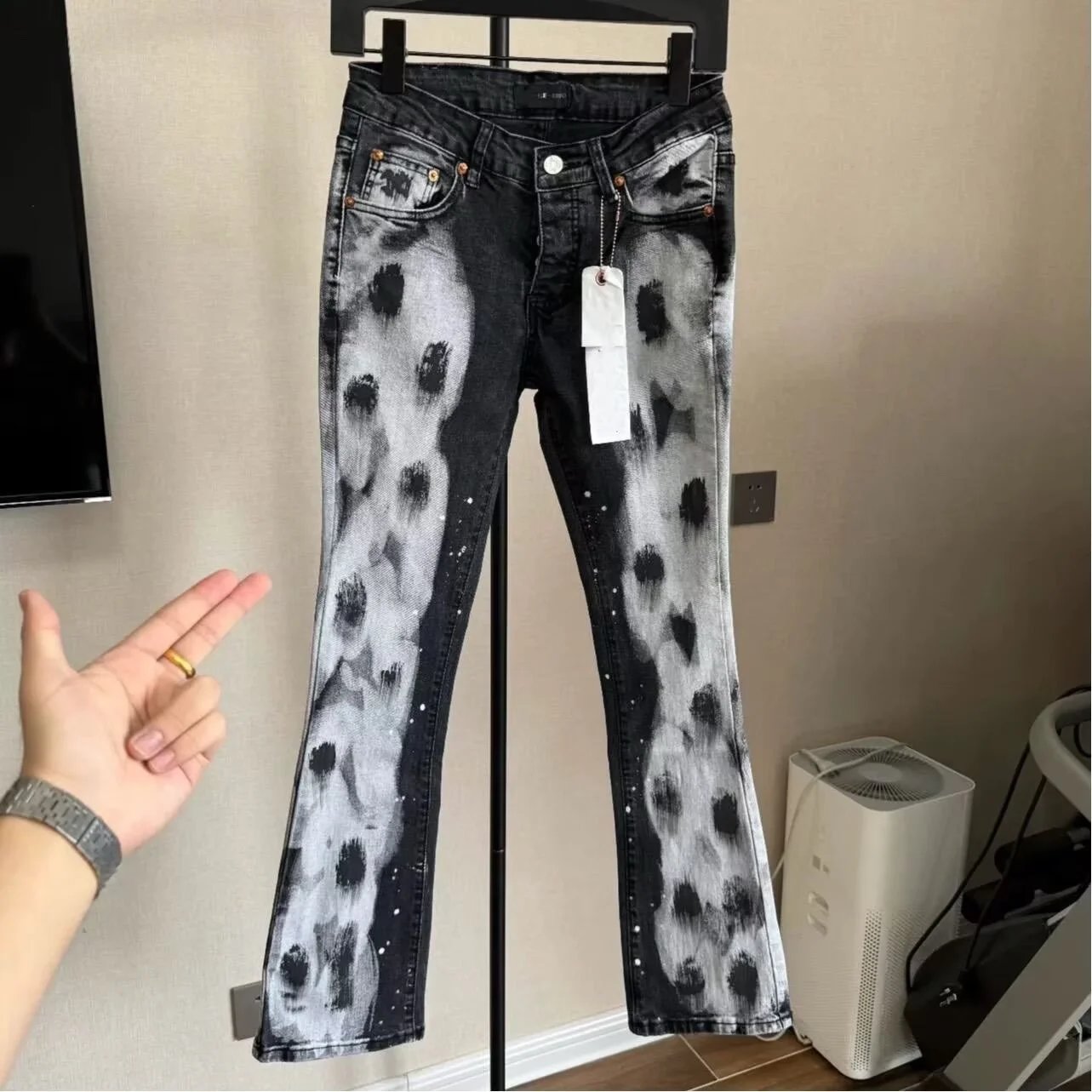 Design Abstract Tie-Dye Black and White Distressed Jeans - 3