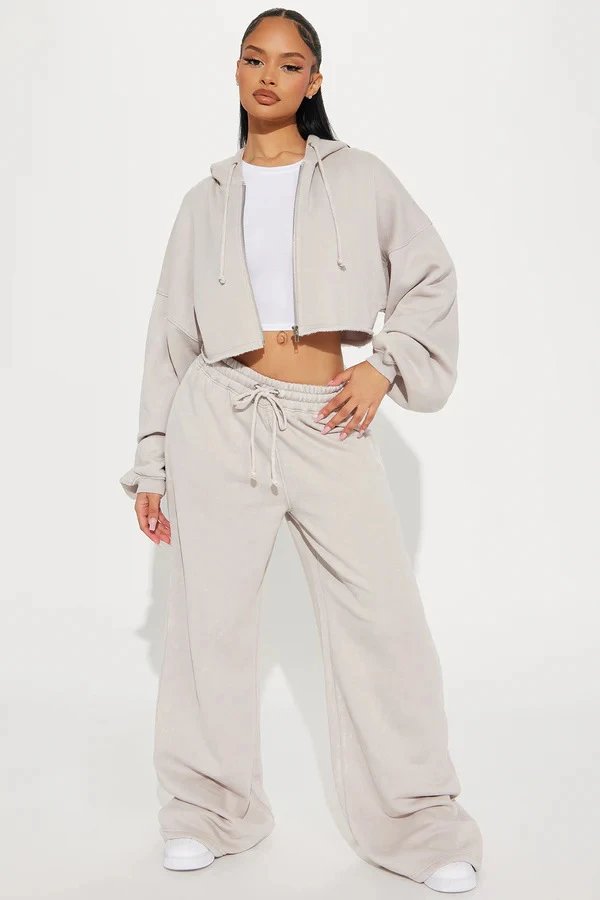 Design Cropped Hoodie and Wide-Leg Sweatpants Set in Light Gray - 39