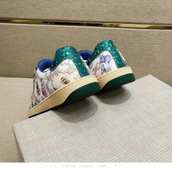 Design Floral Bee Print Green Textured Sneakers - 16