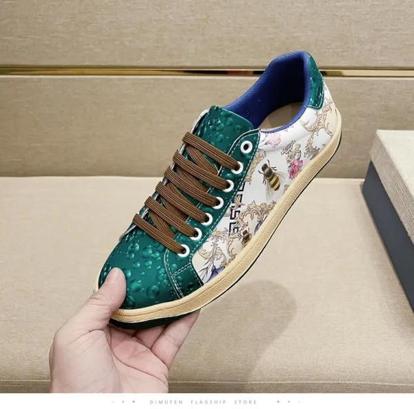 Design Floral Bee Print Green Textured Sneakers - 13