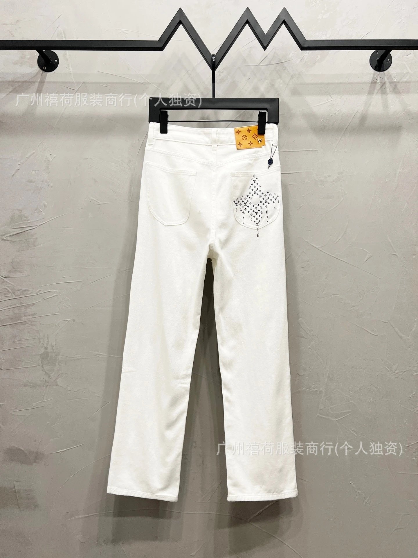 Design Embroidered Straight-Leg Light Wash Jeans - 26