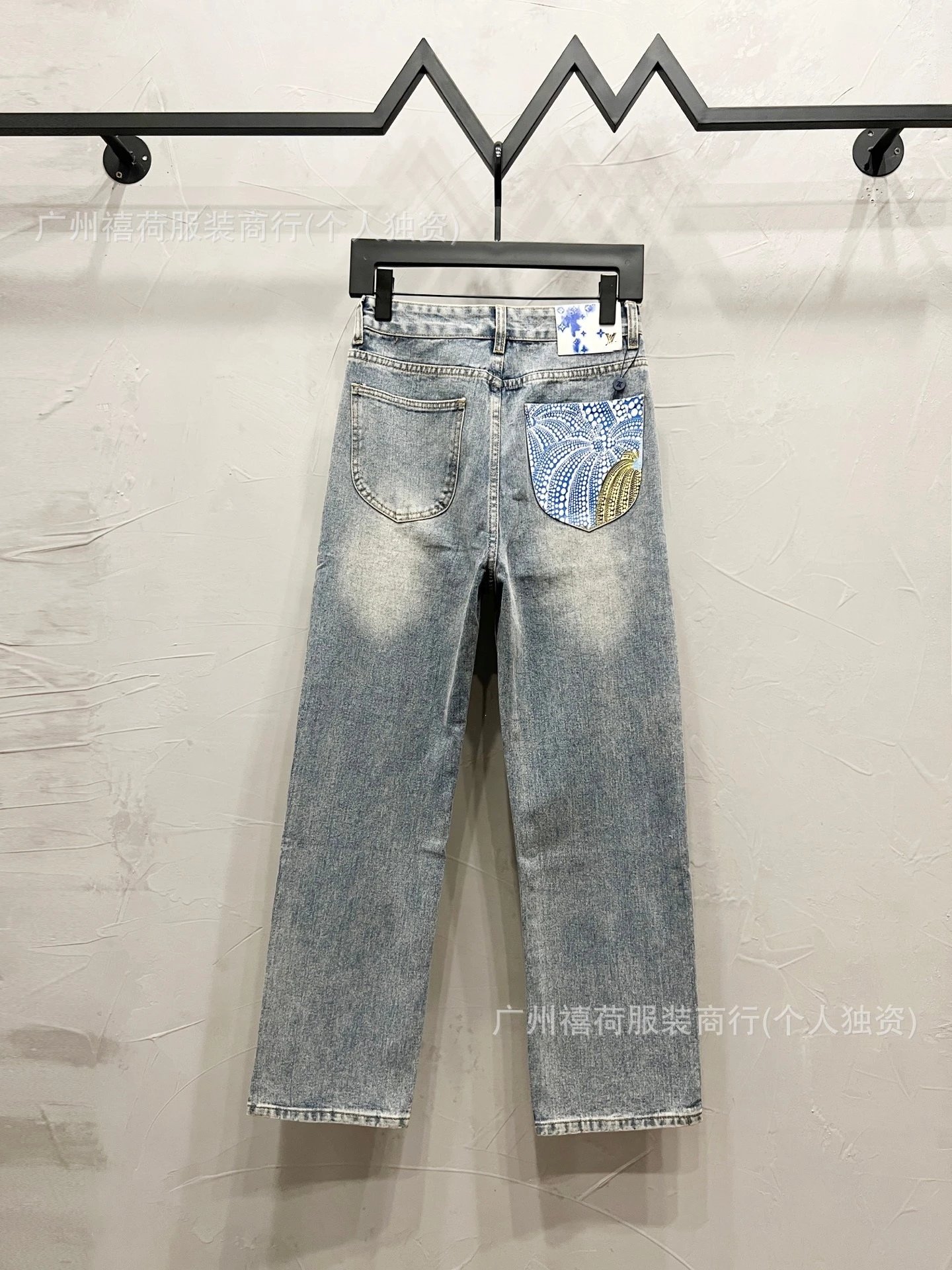 Design Embroidered Straight-Leg Light Wash Jeans - 34
