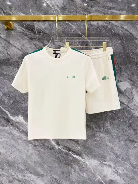 Gucci GG Logo Cream Set with Green Red Stripes T-Shirt and Shorts - 1