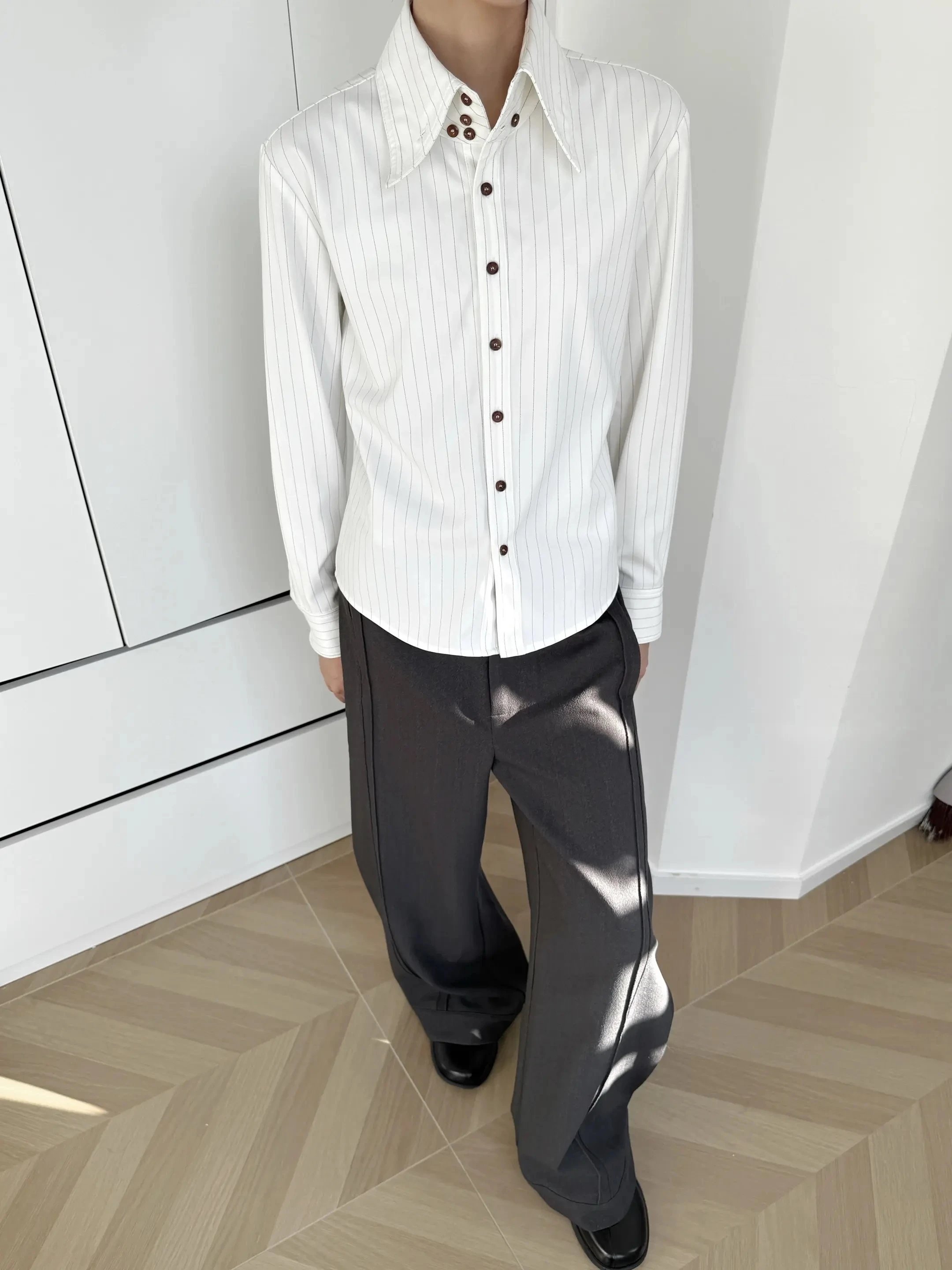 Design Striped Button-Up Shirt with Puffed Sleeves and Brown Wide-Leg Pants - 11