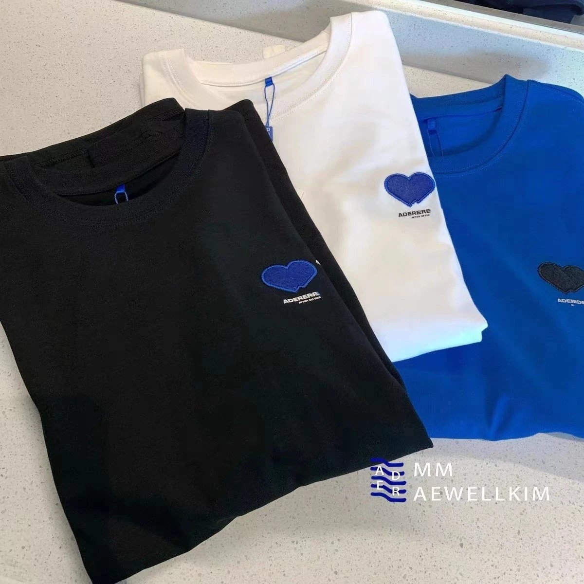 Design Heart Embroidery T-Shirt Black / White / Blue - 4