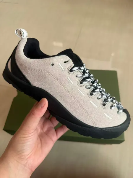 Design Suede Low-Top Lace-Up Sneakers Beige / Black - 1
