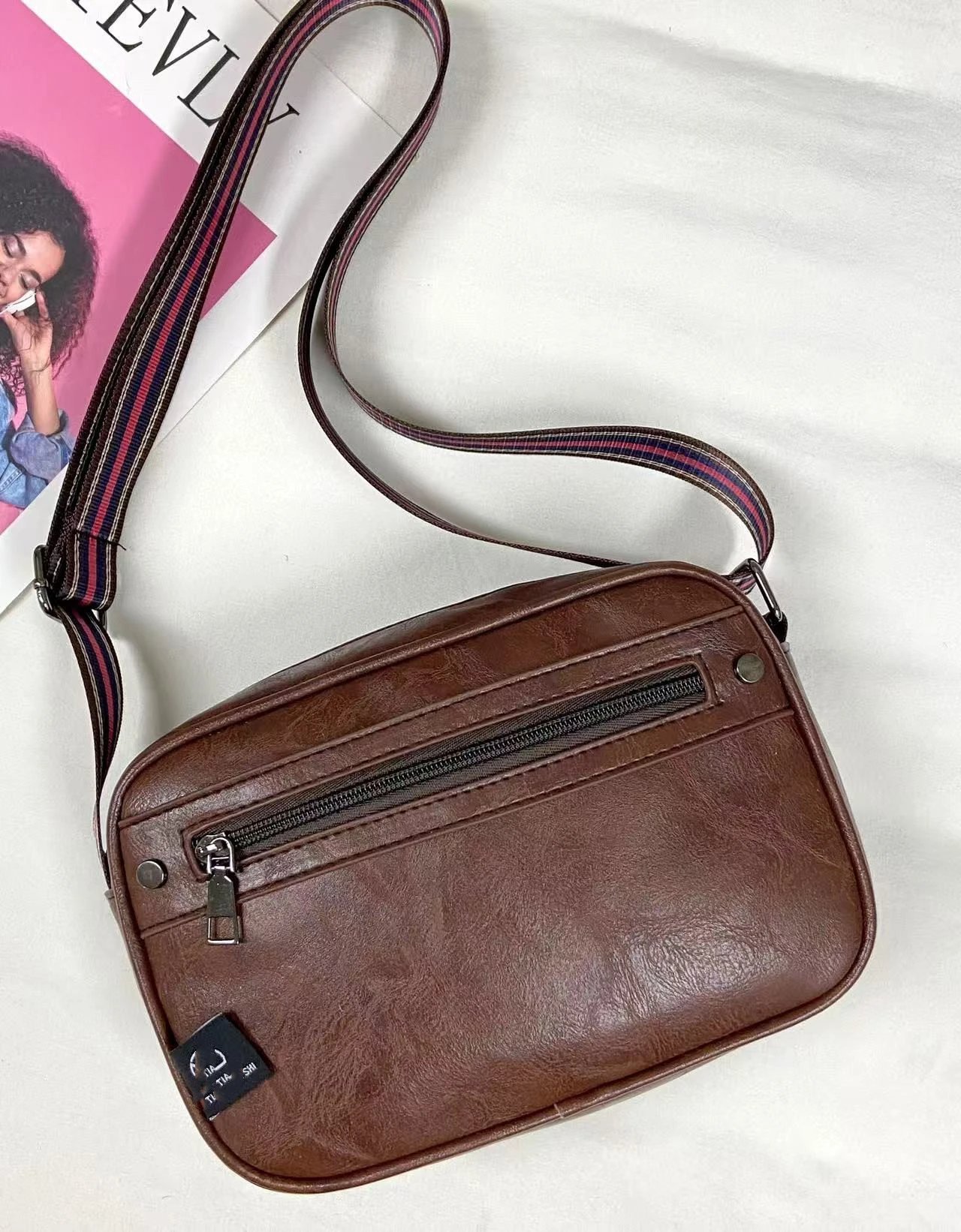 Design Vintage-Style Tan Crossbody Bag with Striped Strap - 3