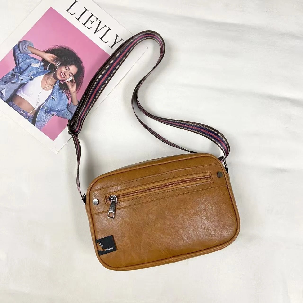 Design Vintage-Style Tan Crossbody Bag with Striped Strap - 8