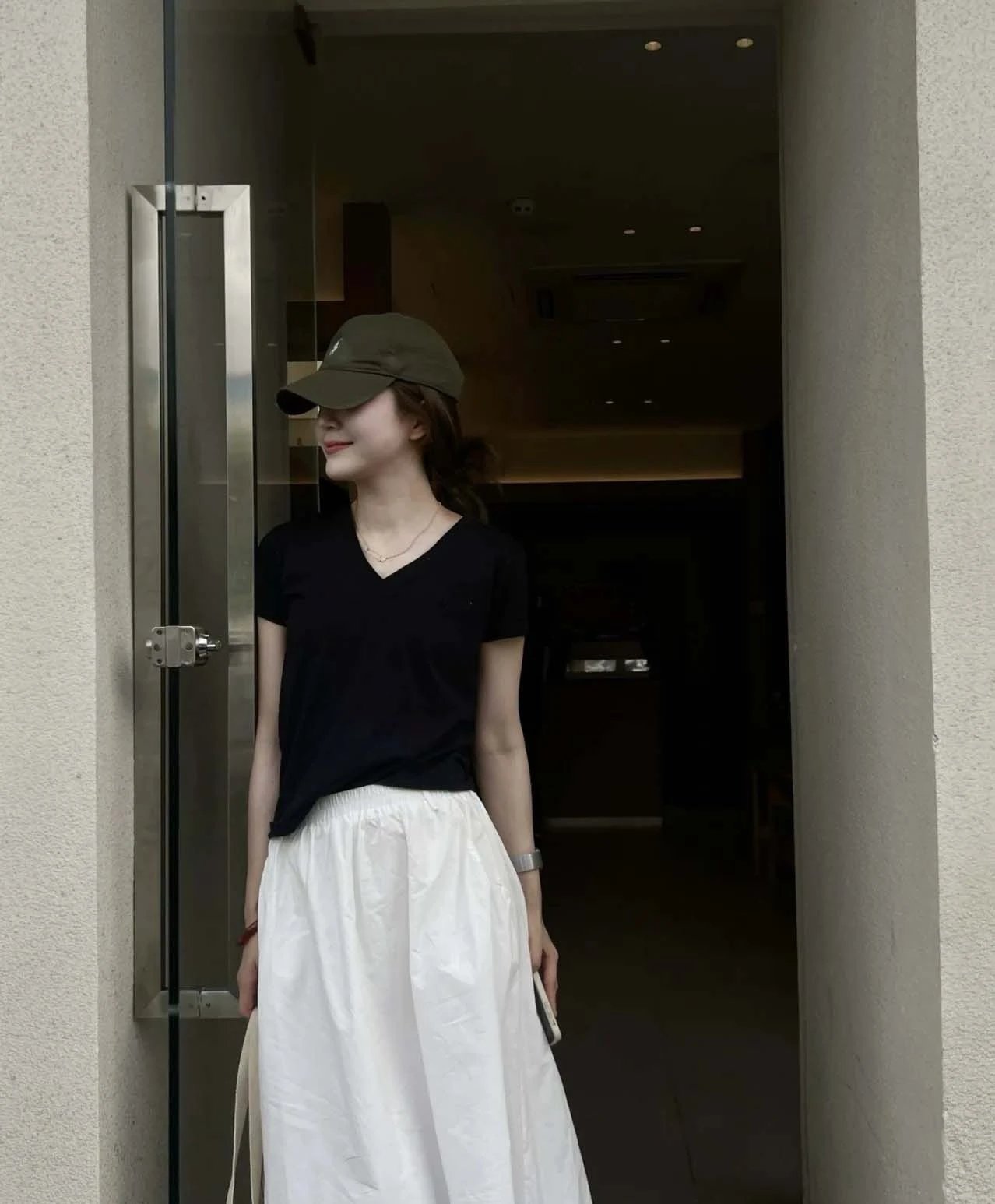 Design V-Neck Minimalist White T-Shirt - 8