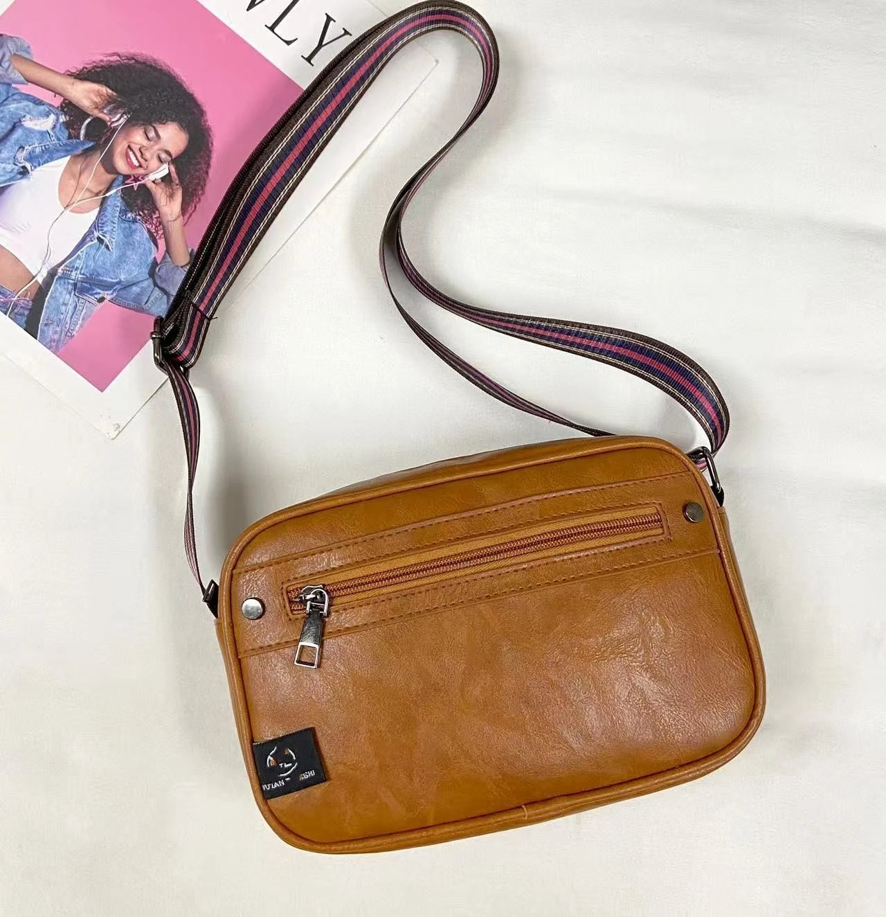 Design Vintage-Style Tan Crossbody Bag with Striped Strap - 6