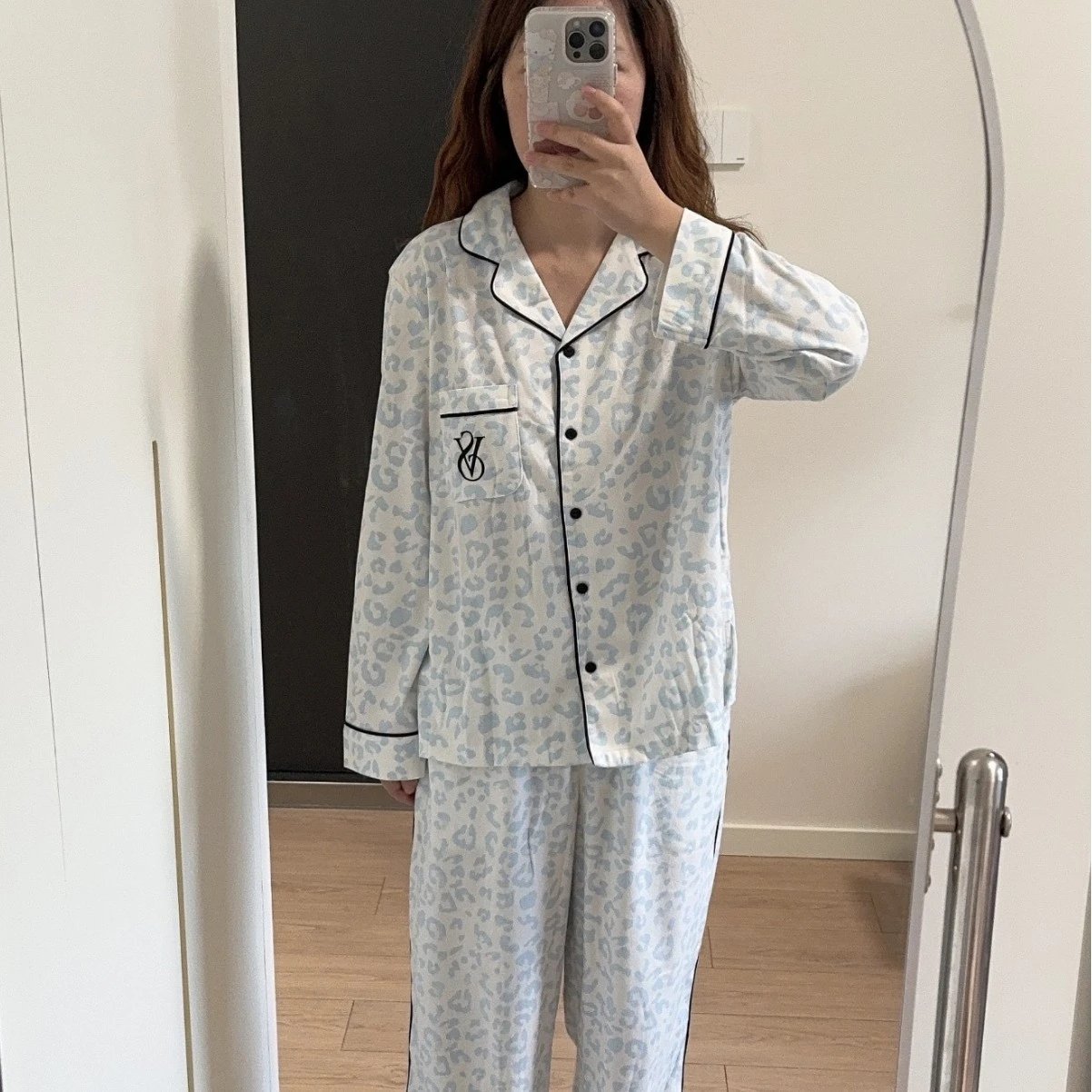 Design Victoria's Secret Logo-Print Silk Sleep Set White Sleepwear - 4