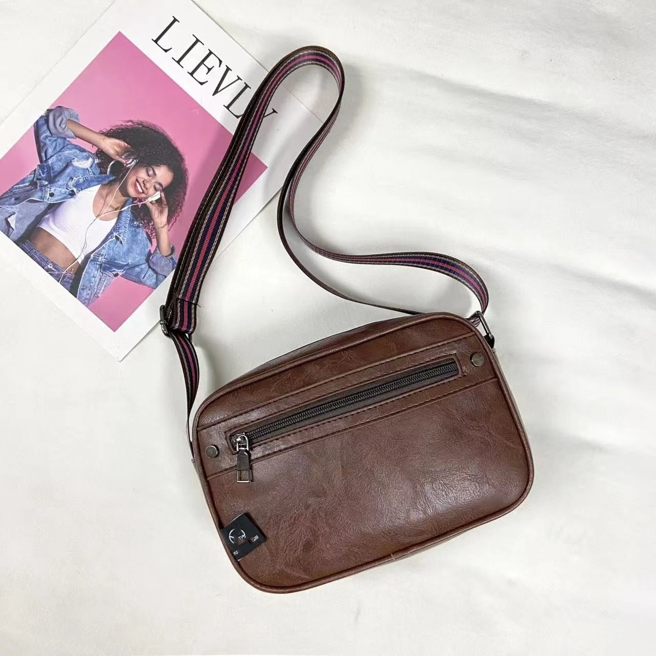 Design Vintage-Style Tan Crossbody Bag with Striped Strap - 4