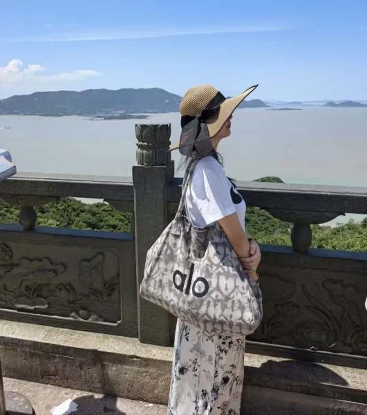 Alo Gray Marble Print Tote Bag - 2