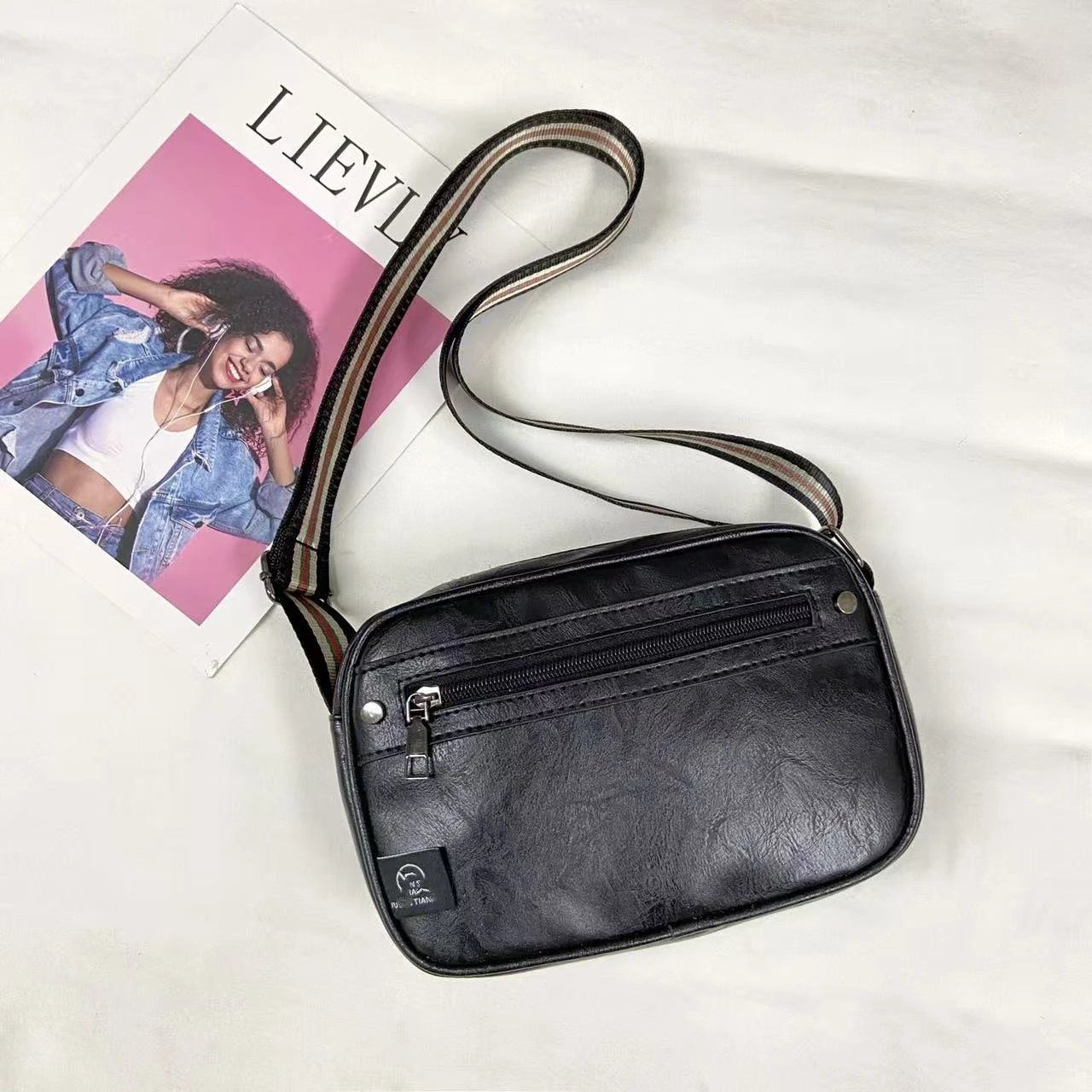 Design Vintage-Style Tan Crossbody Bag with Striped Strap - 5