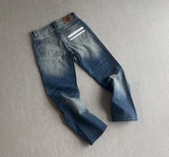 Straight-Leg Jeans. Those who don't chase trends set the trends. Straight-leg, uncompromising. MOMOTARO JEANS — Make friends with time. This fabric comes from Kojima by the Seto Inland Sea, the holy land of Japanese denim, where craftsmen still weave with vintage shuttle looms, thread by thread, using Zimbabwean cotton...