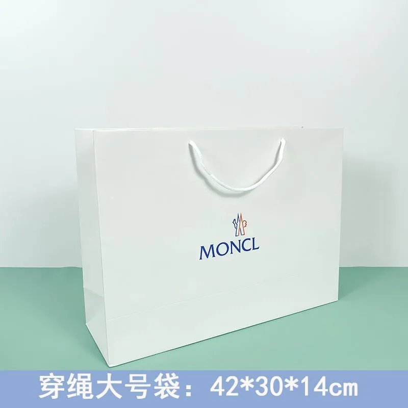 Rope wearing large horizontal bag