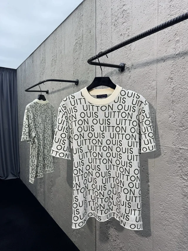 Louis Vuitton T-Shirts Short-Sleeve Graphic T-Shirt product detail image 3