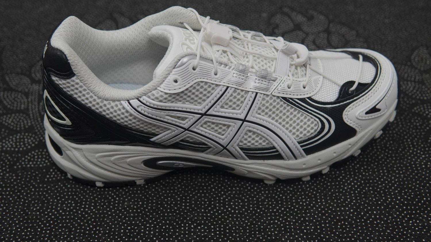 Black White 1203A497-100