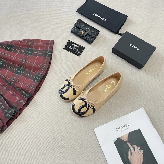 Chanel Casual Shoes Ballet flats with bow and interlocking CC toe detail product detail image 2
