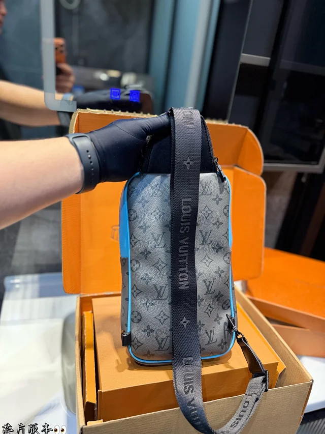 Louis Vuitton Crossbody Bags Sling Bag product detail image 21