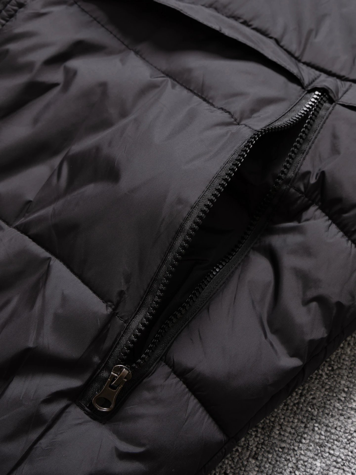 Nike Down Jackets Quilted zip-front bomber jacket with ribbed collar and cuffs image 4