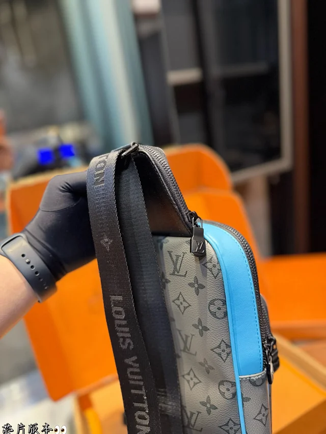 Louis Vuitton Crossbody Bags Sling Bag product detail image 23