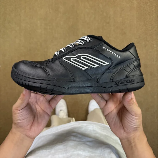 Balenciaga Sneakers Hamptons product detail image 18