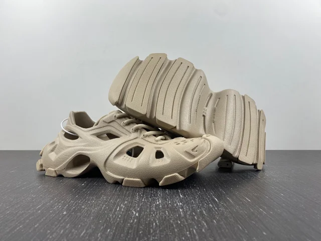 Balenciaga Sneakers 702416 WSCES product detail image 3