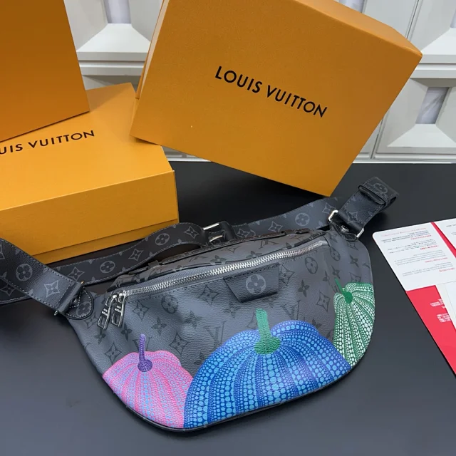 Louis Vuitton Crossbody Bags Monogram Zip Belt Bag product detail image 17