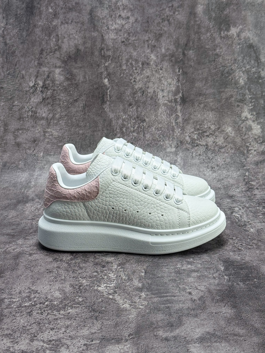 Unbranded Sneakers Crocodile-Textured Low-Top with Contrast Heel Tab — *002