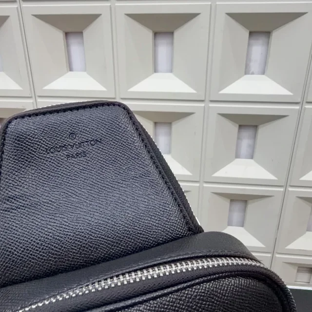 Louis Vuitton Crossbody Bags Sling Bag product detail image 17