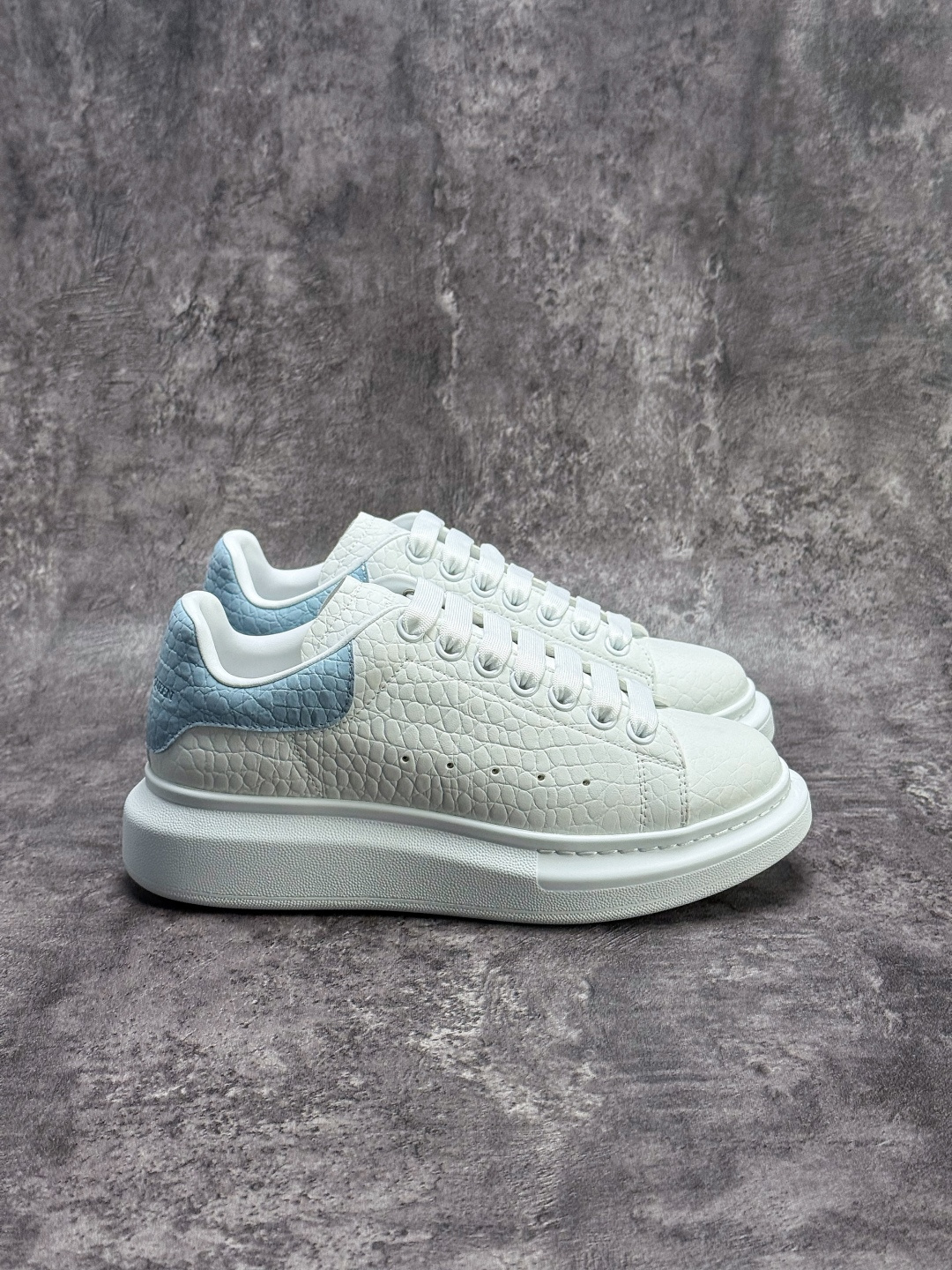 Unbranded Sneakers Crocodile-Textured Low-Top with Contrast Heel Tab — *001