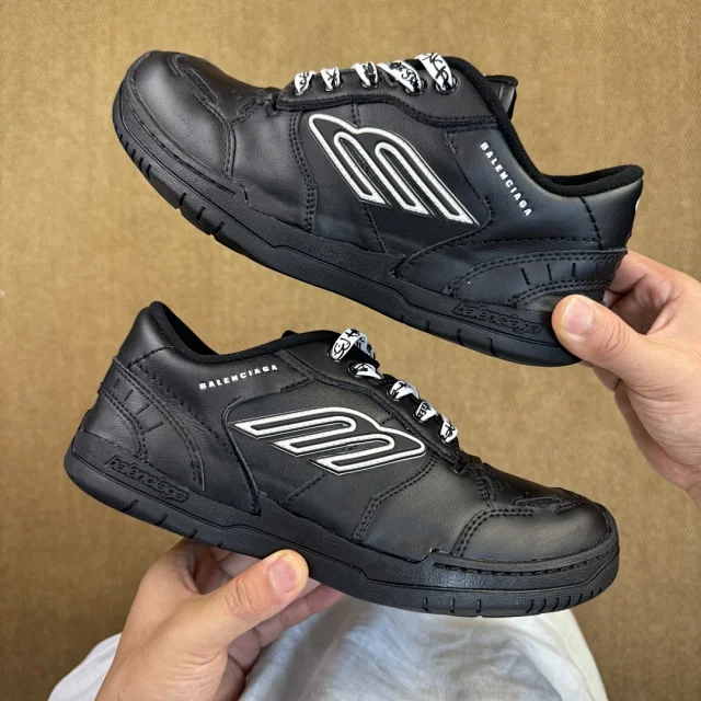 Balenciaga Sneakers Hamptons product detail image 17