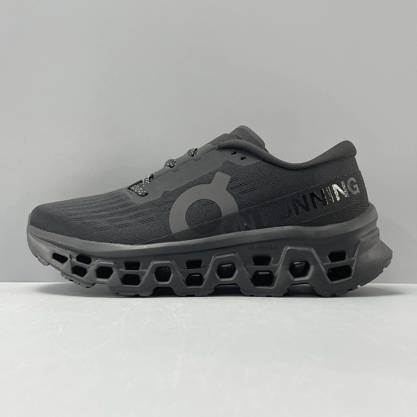 On Sneakers Cloudmonster 3 — *010