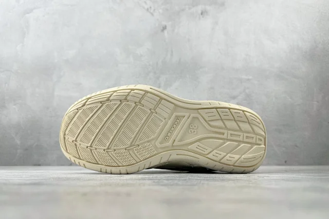 Balenciaga Sneakers Hamptons product detail image 7