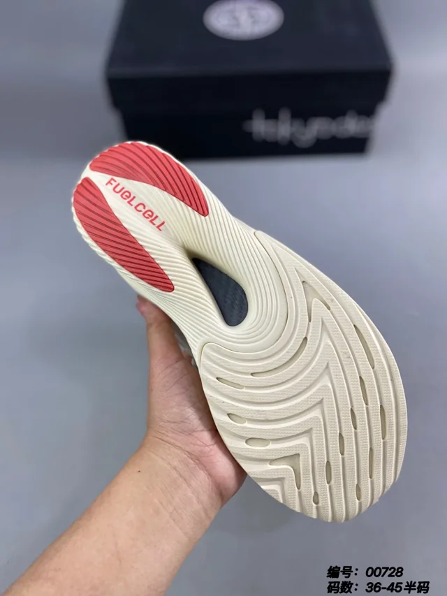 New Balance Sneakers FuelCell RC Elite v2 product detail image 2