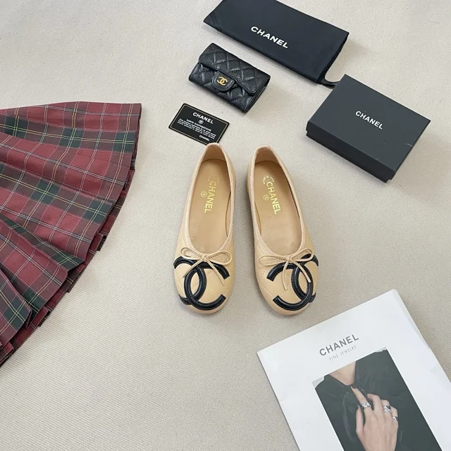 Chanel Casual Shoes Ballet flats with bow and interlocking CC toe detail product detail image 3